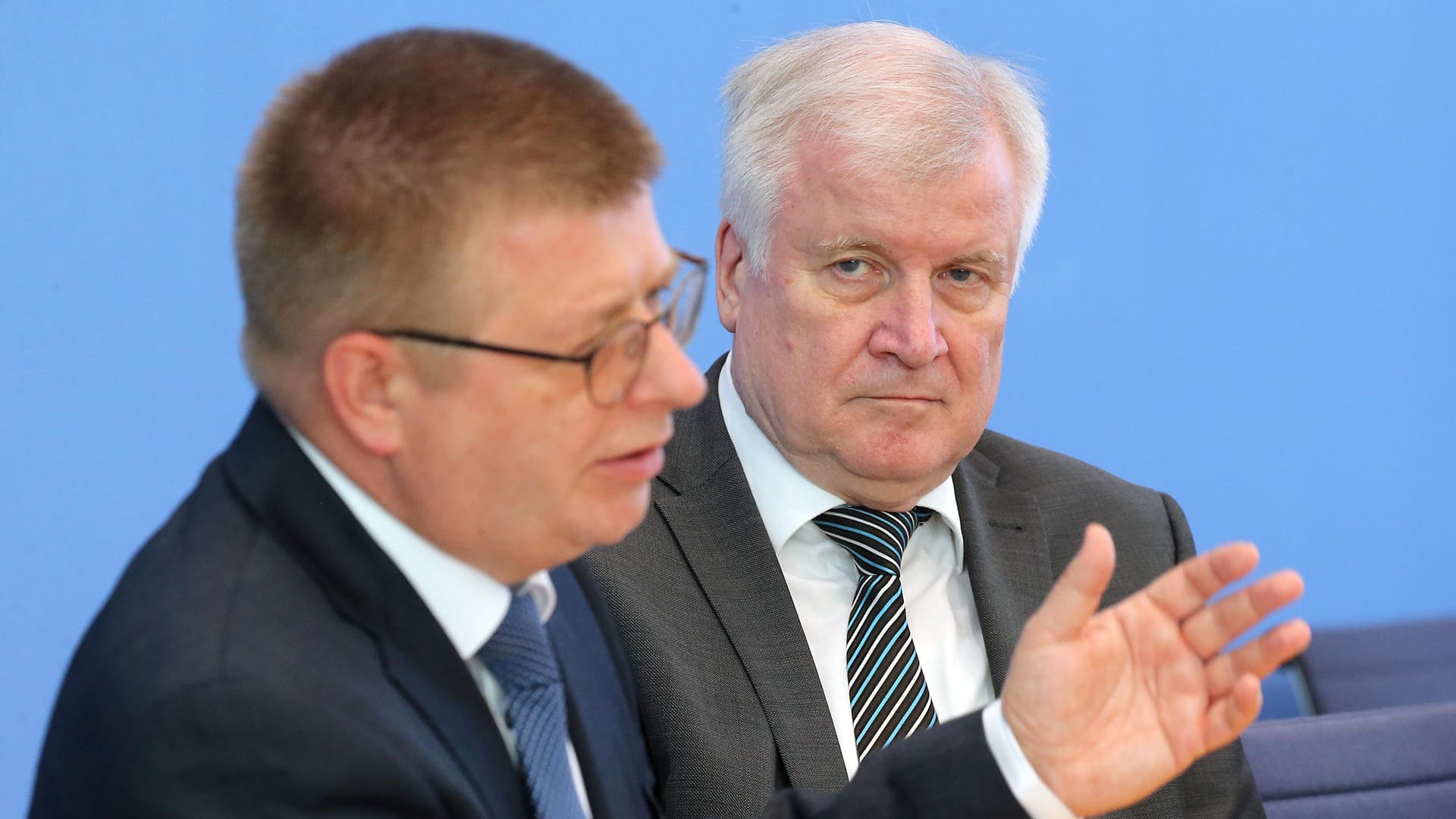 "Brandgefährliche Entwicklung": Horst Seehofer bei der Vorstellung des Verfassungsschutzberichtes in Berlin, im Vordergrund Verfassungsschutz-Chef Thomas Haldenwang.