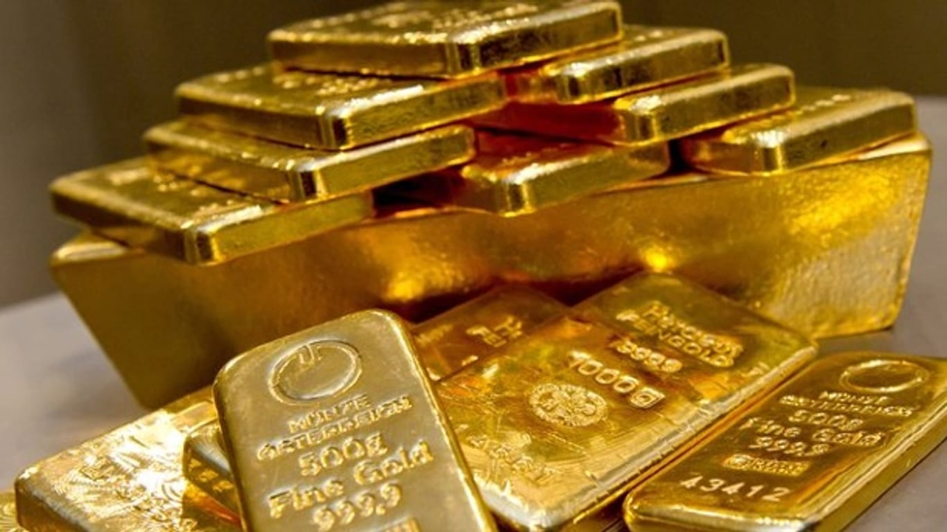Goldbarren in unterschiedlicher Größe: So mancher Anleger plant eine Investition in den Rohstoff Gold. Dabei gilt es einiges zu beachten.