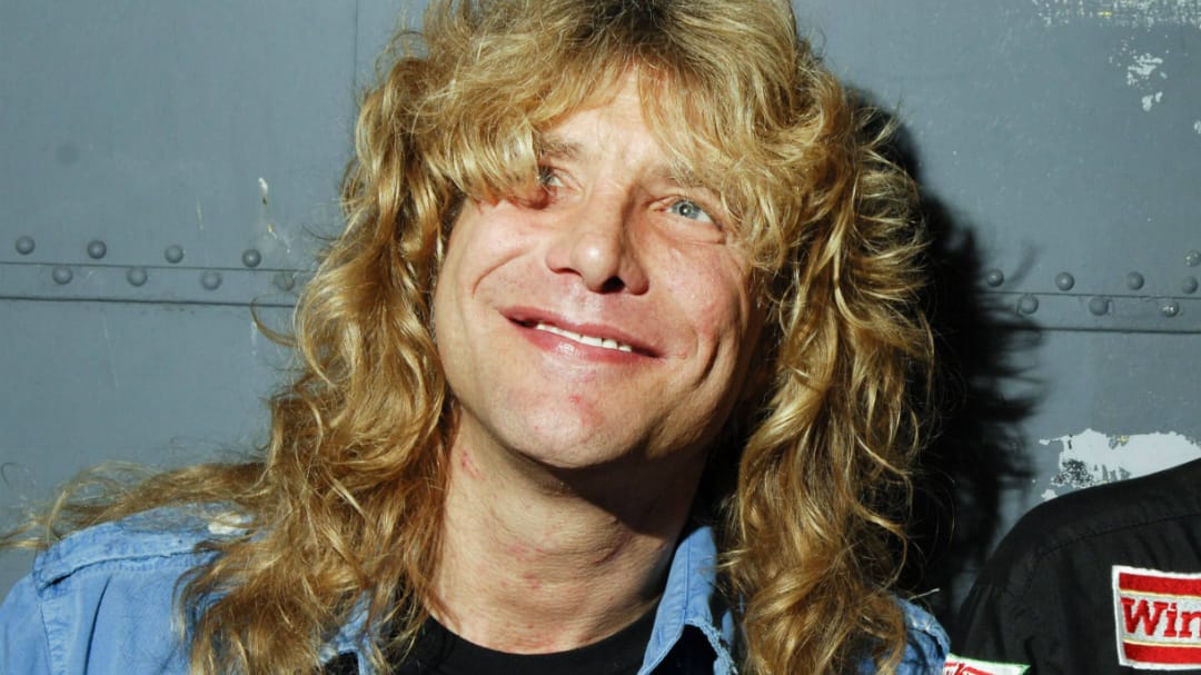 Steve Adler: Der Drummer musste im Krankenhaus eingeliefert werden.