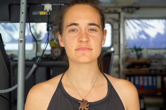 Carola Rackete: Die deutsche Kapitänin der "Sea-Watch 3" ist trotz Verbots der Regierung in Rom in italienische Gewässer gefahren.