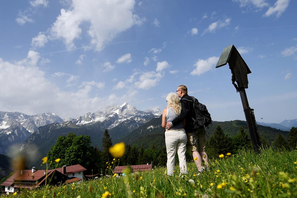 Urlauber in den Bergen: Neurobiologe Hufnagl empfiehlt, gerade im Urlaub auf die Details der Umgebung zu achten, um zu entspannen.