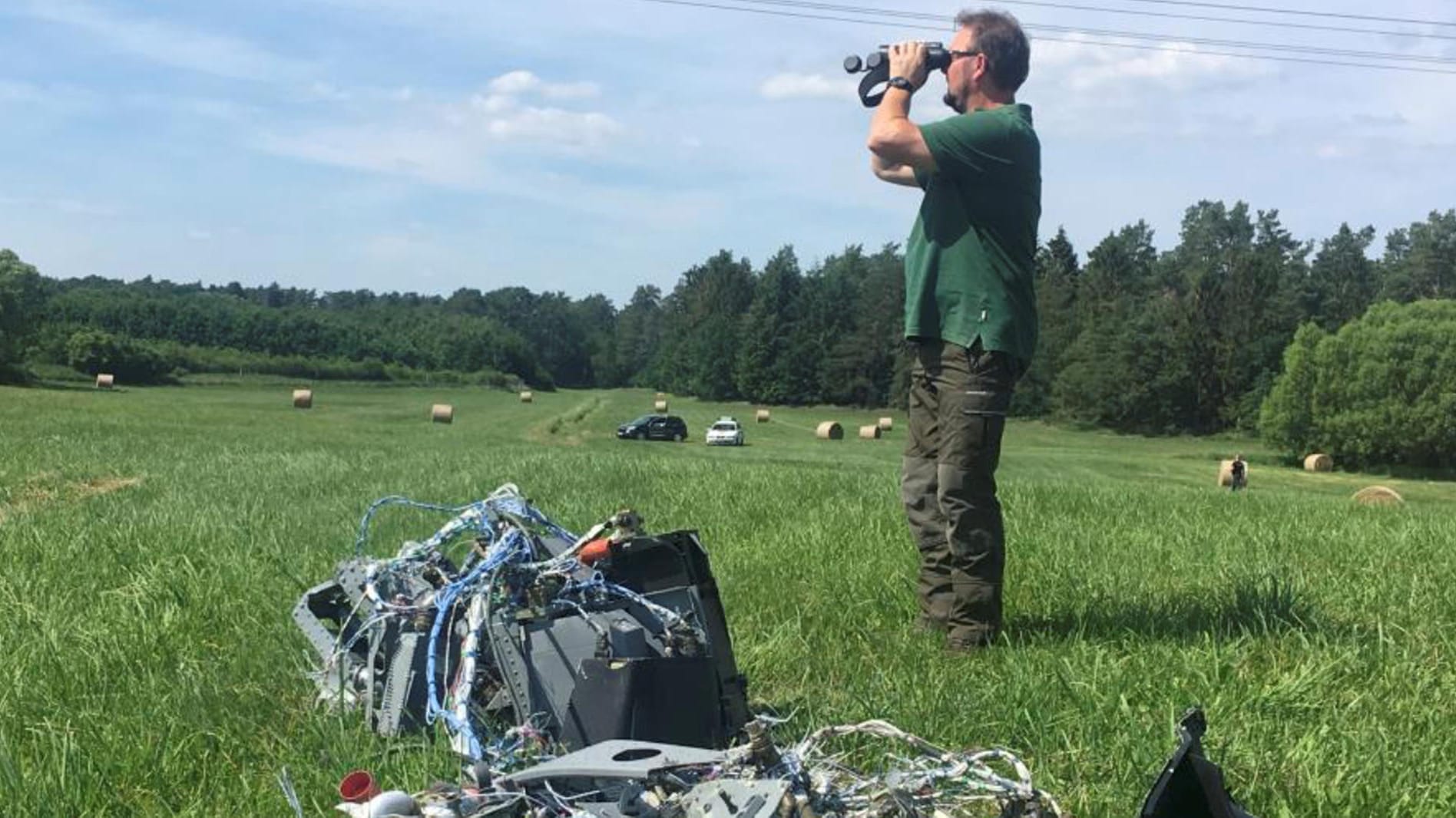 Ein Förster steht bei den Eurofighter-Trümmern: Die Bundeswehr sucht nach der Ursache für die Kollision.