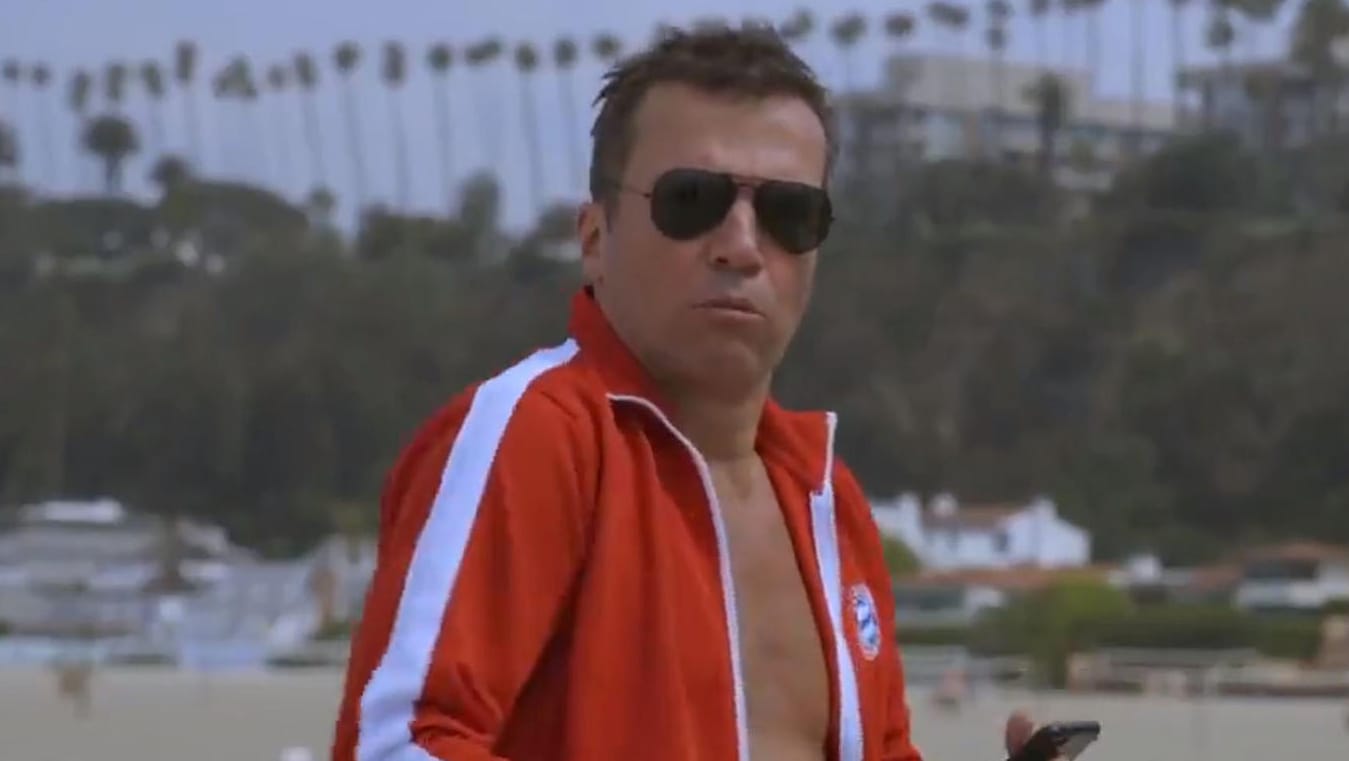 Lothar Matthäus am Strand von Santa Monica: Für den FC Bayern München schlüpfte der Fußballstar in die Rolle des Rettungsschwimmers. Lothar Matthäus am Strand von Santa Monica: Für den FC Bayern München schlüpfte der Fußballstar in die Rolle des Rettungsschwimmers.