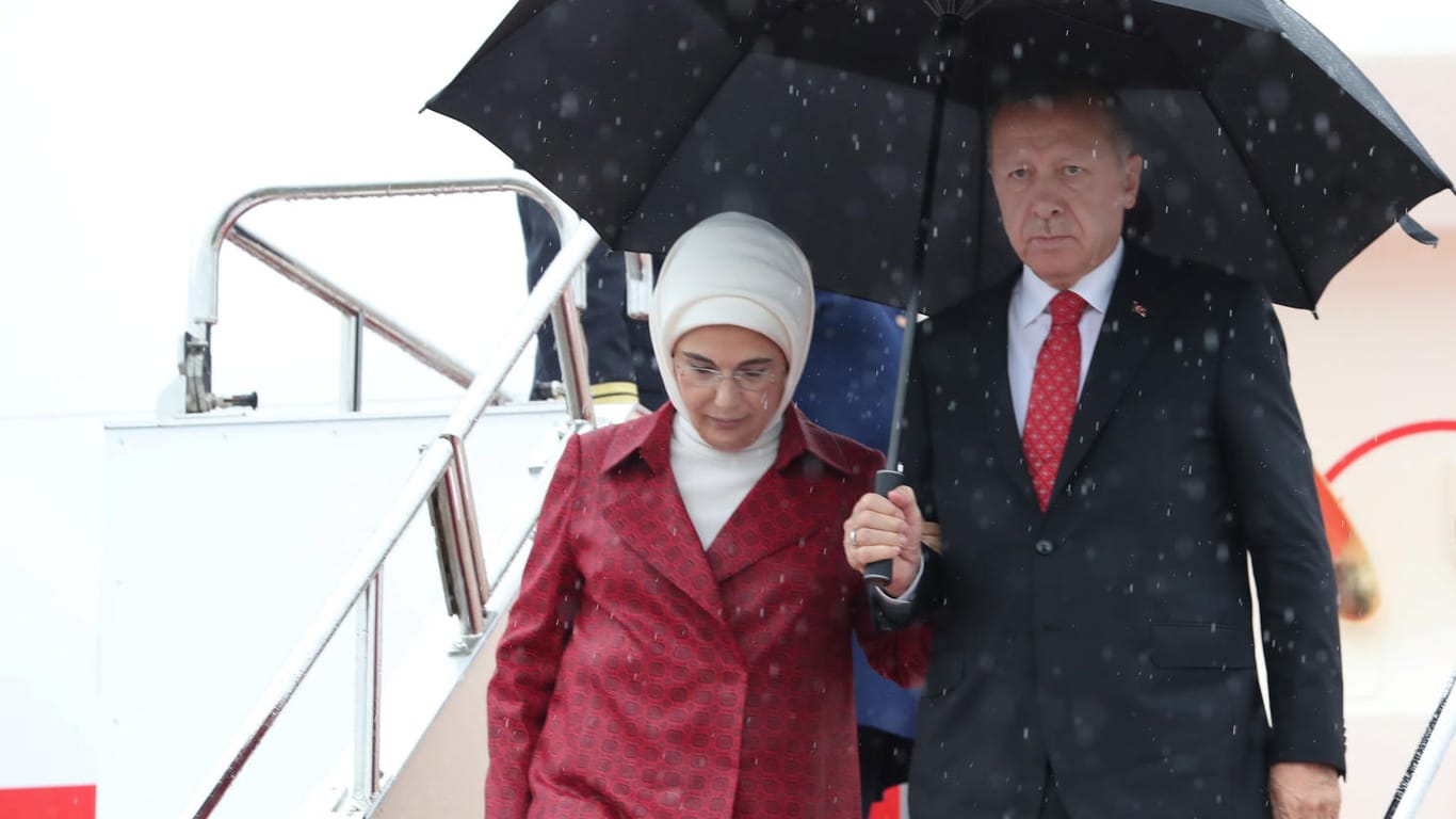 Recep Tayyip Erdogan mit seiner Frau Emine: Der türkische Präsident hat im eigenen Land mit einer Währungskrise zu kämpfen.