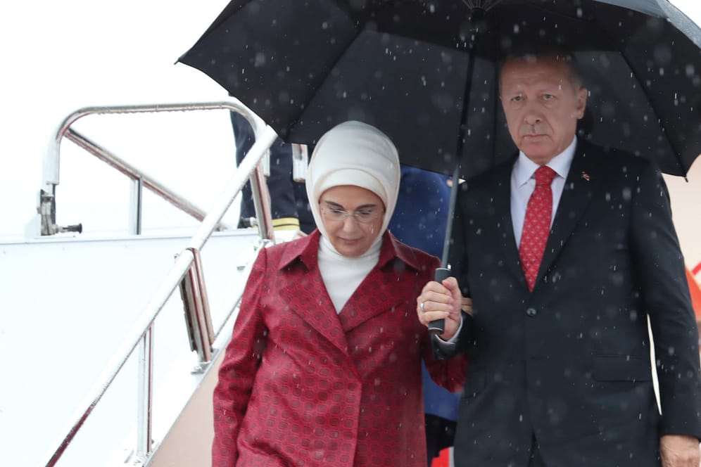 Recep Tayyip Erdogan mit seiner Frau Emine: Der türkische Präsident hat im eigenen Land mit einer Währungskrise zu kämpfen.