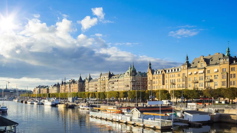 Haeuserfront in Stockholm am Ufer des Mäarsees: Am See gibt es auch Unterwasserhotels in denen Sie das Gewässer aus einer besonderen Perspektive erleben können.