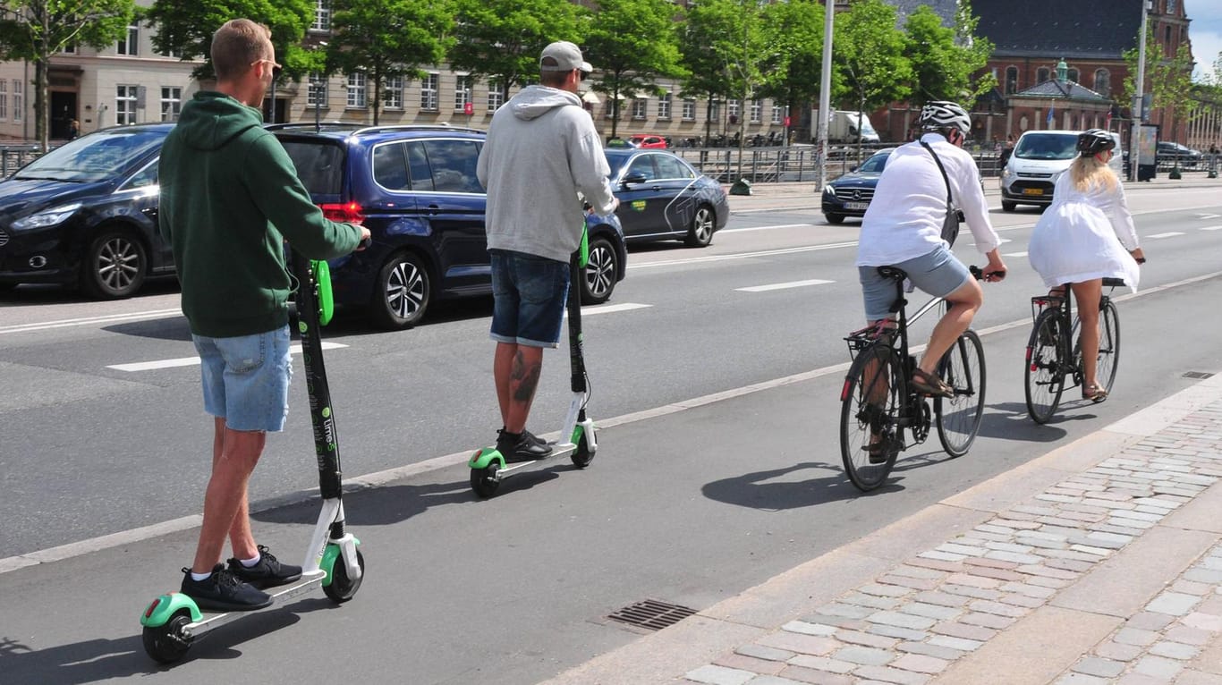 E-Scooter und Fahrrad: Das Nebeneinander kann schnell zu gefährlichen Situationen führen. In Deutschland dürfen die Roller nur auf dem Radweg fahren. Wenn keiner vorhanden ist, muss die Straße genutzt werden.