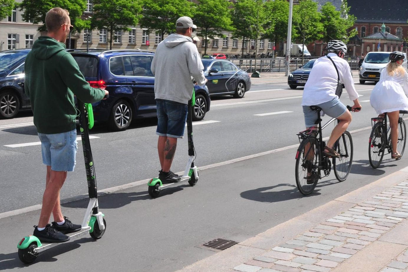 E-Scooter und Fahrrad: Das Nebeneinander kann schnell zu gefährlichen Situationen führen. In Deutschland dürfen die Roller nur auf dem Radweg fahren. Wenn keiner vorhanden ist, muss die Straße genutzt werden.