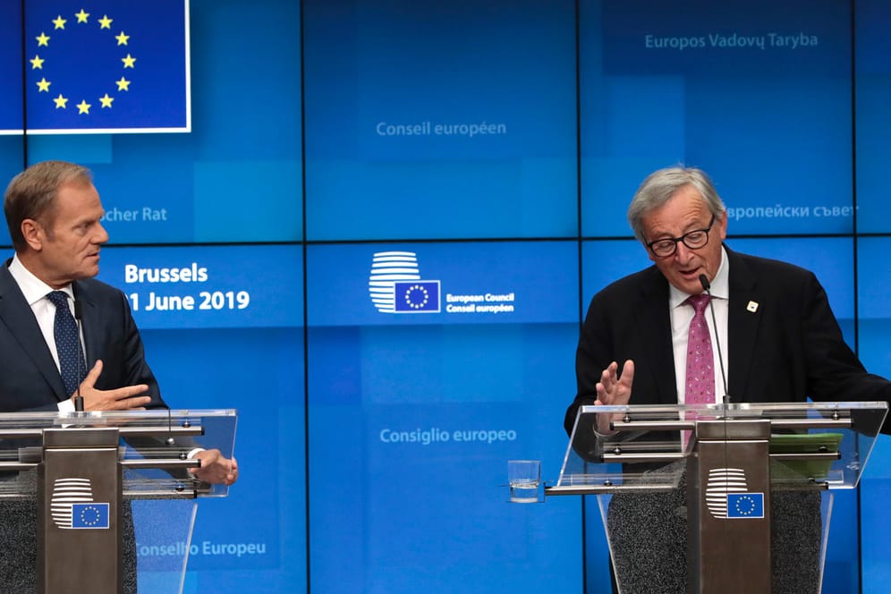 Donald Tusk und Jean-Claude Juncker: Wer besetzt zukünftig die Spitzenposten in der Europäischen Union? Ein Sondergipfel am Sonntag soll zur Entscheidung führen.