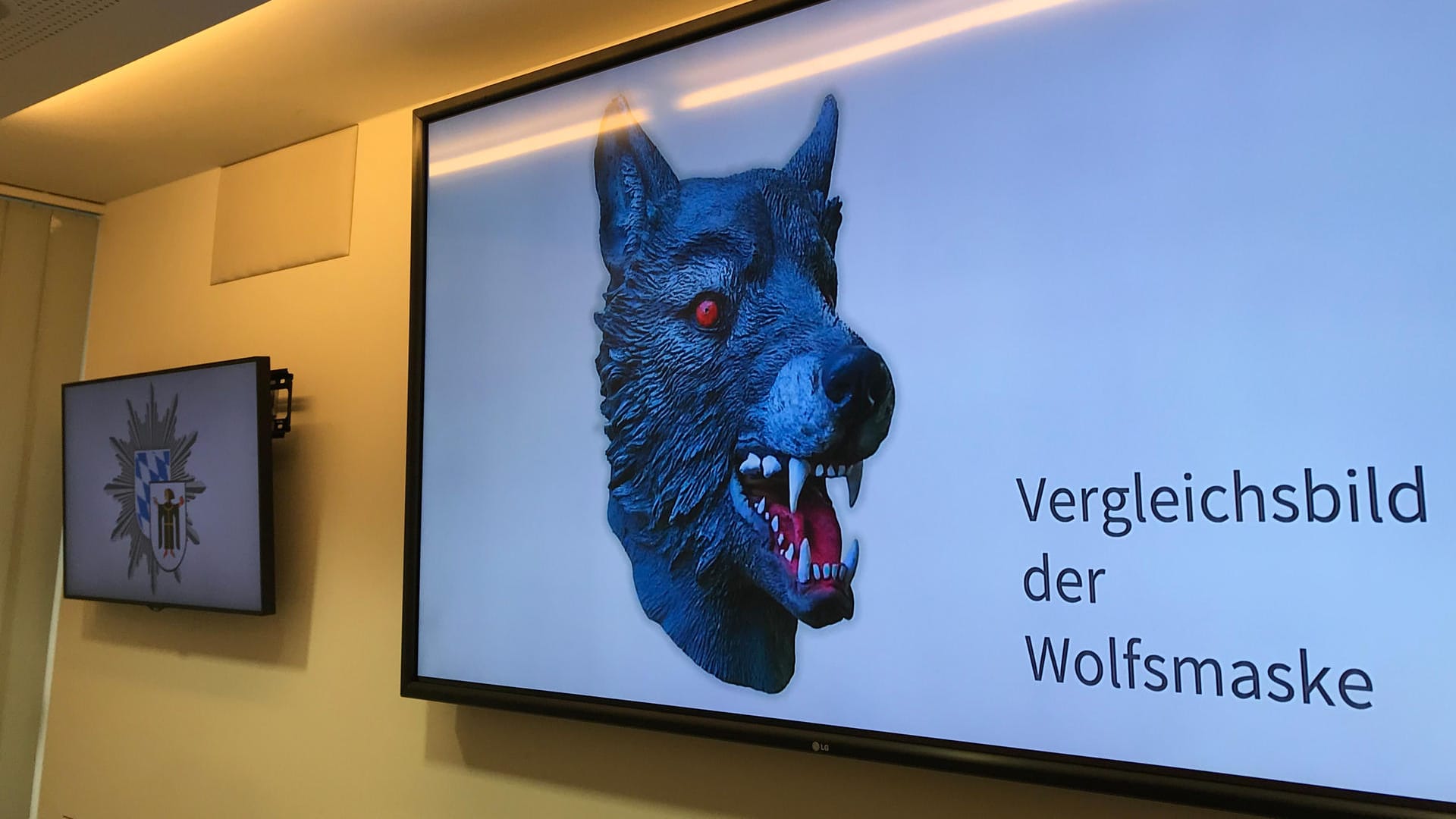 Die Polizei zeigt ein Vergleichsbild der Wolfsmaske: In München wurde ein Mädchen Opfer einer Vergewaltigung.