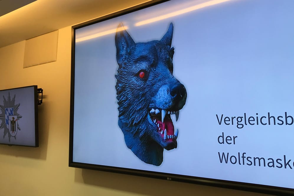 Die Polizei zeigt ein Vergleichsbild der Wolfsmaske: In München wurde ein Mädchen Opfer einer Vergewaltigung.
