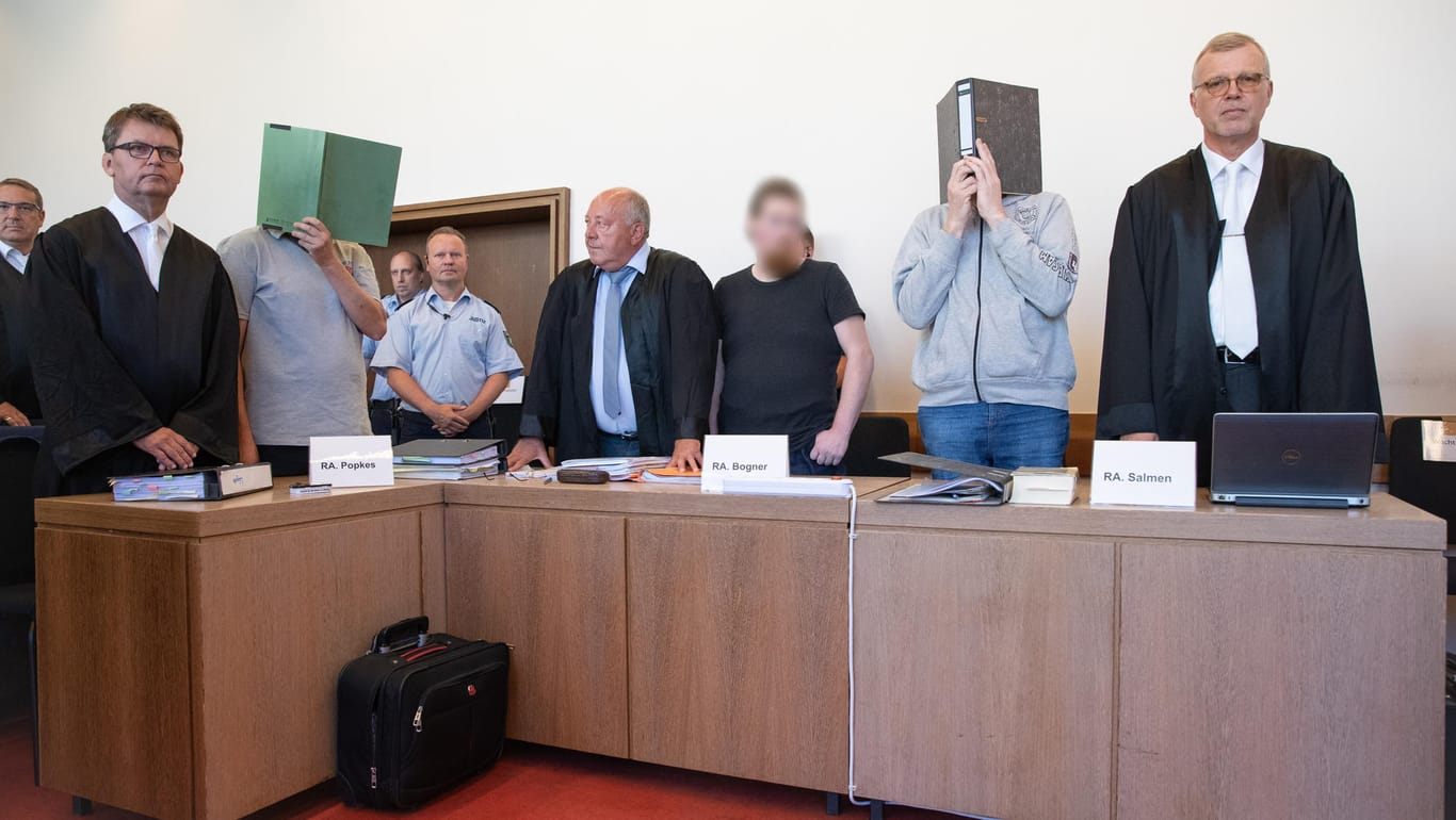 Prozess um Missbrauchsskandal von Lügde: Angeklagte v.l. Heiko V., Mario S. und Andreas V. mit ihren Anwäten.