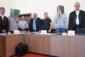 Prozess um Missbrauchsskandal von Lügde: Angeklagte v.l. Heiko V., Mario S. und Andreas V. mit ihren Anwäten.