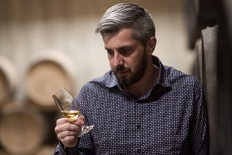 Destillateurmeister Hans Kemenater: Der Geschäftsführer von Slyrs verkostet einen Whisky.
