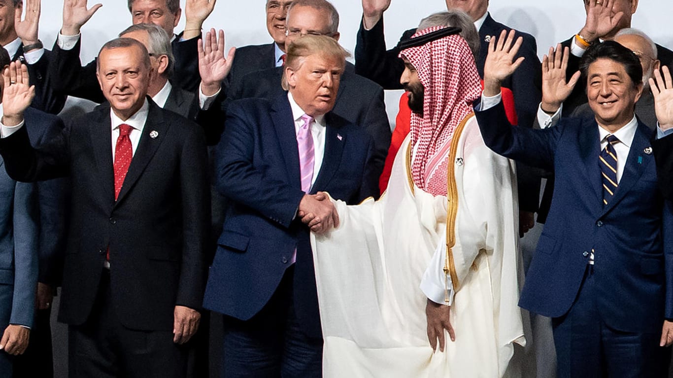 Beim Gruppenbild der Staatsoberhäupter in Japan: Donald Trump schüttelt dem saudischen Kronprinzen Mohammed bin Salman demonstrativ die Hand.