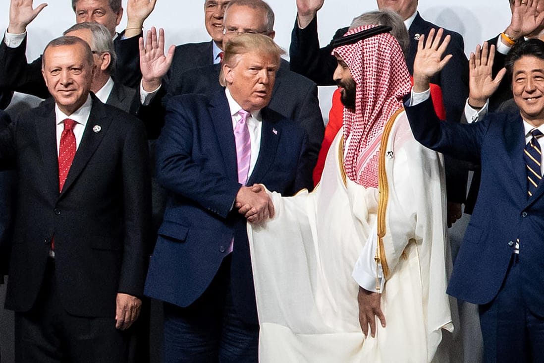 Beim Gruppenbild der Staatsoberhäupter in Japan: Donald Trump schüttelt dem saudischen Kronprinzen Mohammed bin Salman demonstrativ die Hand.