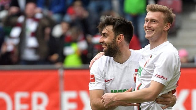 Jan Moravek (l) und Georg Teigl haben ihre Verträge mit dem FC Augsburg verlängert. Jan Moravek (l) und Georg Teigl haben ihre Verträge mit dem FC Augsburg verlängert.