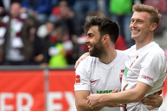 Jan Moravek (l) und Georg Teigl haben ihre Verträge mit dem FC Augsburg verlängert.