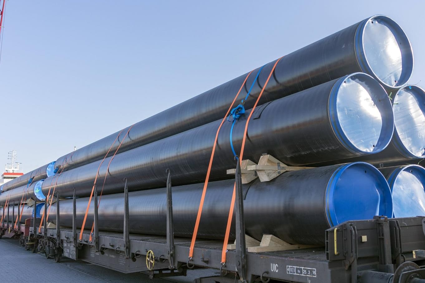 Rohre für die Gaspipeline: Nord Stream 2 wird offenbar doch nicht durch dänische Gewässer verlaufen – das zuständige Unternehmen hat entsprechende Anträge zurückgezogen.