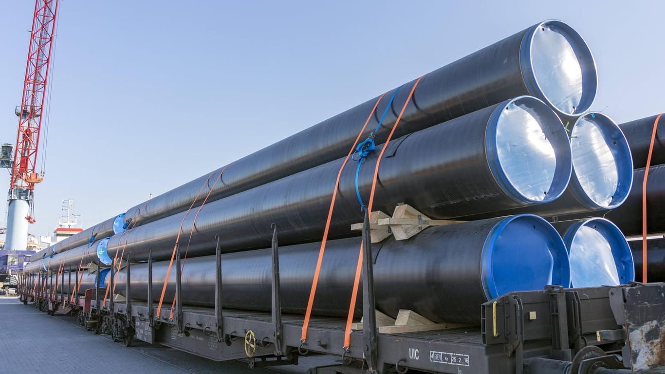 Rohre für die Gaspipeline: Nord Stream 2 wird offenbar doch nicht durch dänische Gewässer verlaufen – das zuständige Unternehmen hat entsprechende Anträge zurückgezogen.