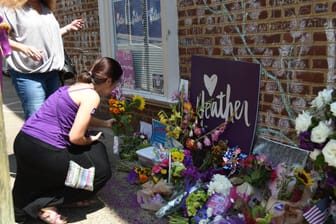 Menschen legen Blumen am Tatort nieder (Archivbild): Der Täter tötete die 32-jährige Heather Heyer und verletzte 35 weitere Menschen.