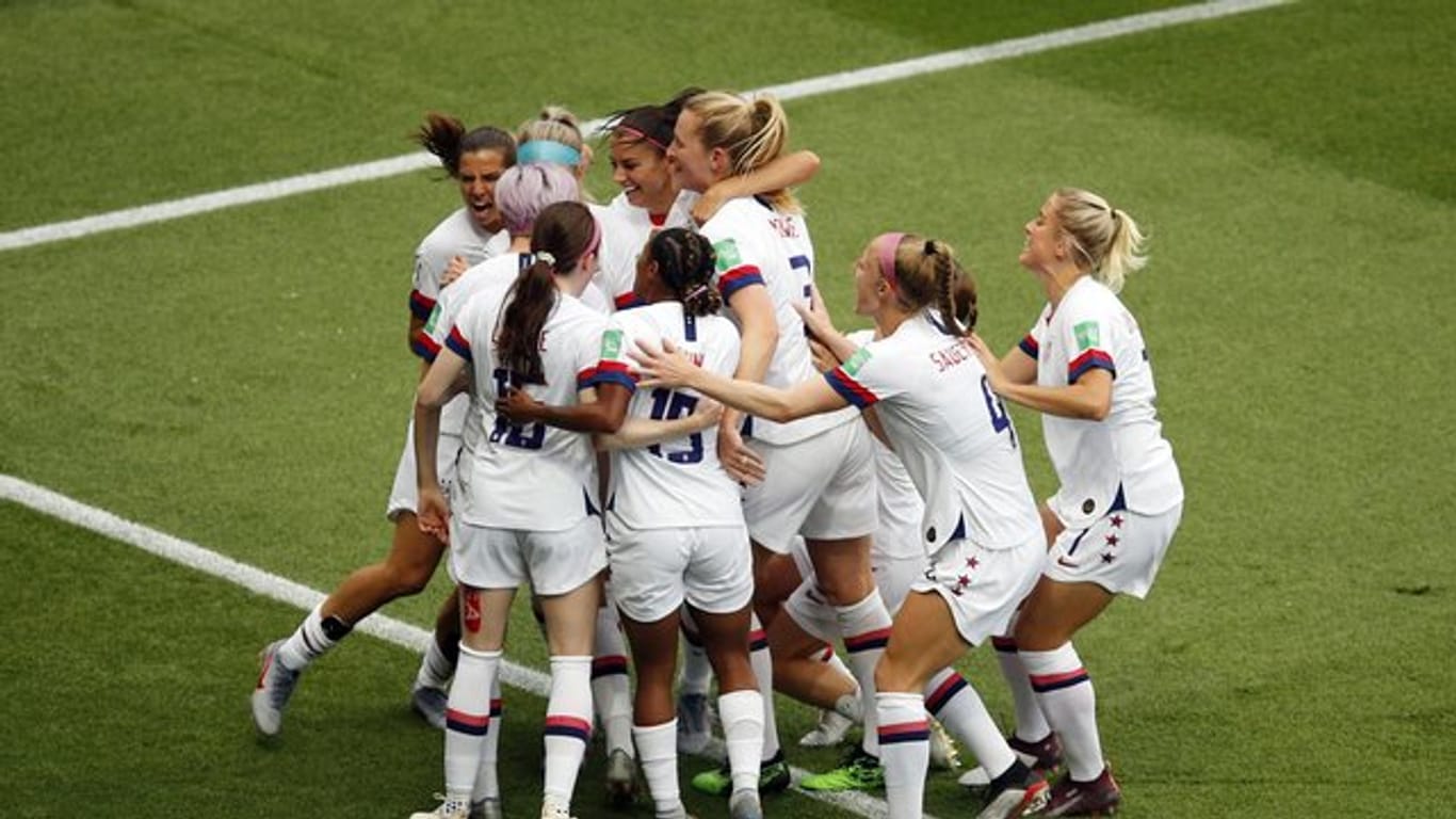 Die Spielerinnen aus den USA feiern das 1:0 gegen Frankreich.