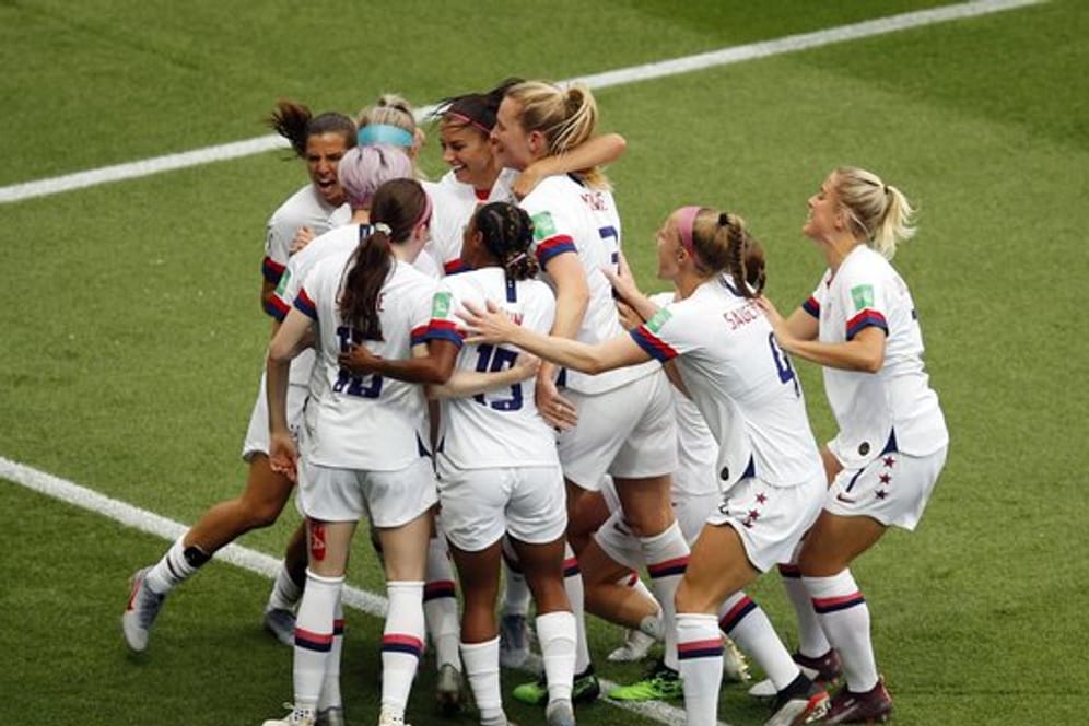 Die Spielerinnen aus den USA feiern das 1:0 gegen Frankreich.