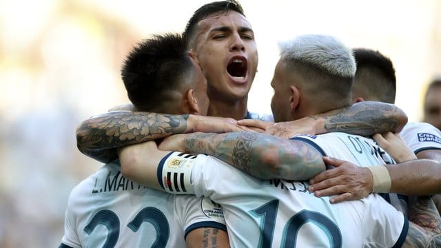 Der Argentinier Lautaro Martinez (l) feiert mit seinen Teamkollegen das erste Tor gegen Venezuela.