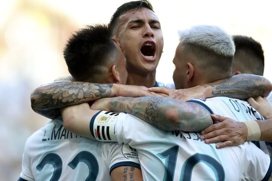 Der Argentinier Lautaro Martinez (l) feiert mit seinen Teamkollegen das erste Tor gegen Venezuela.