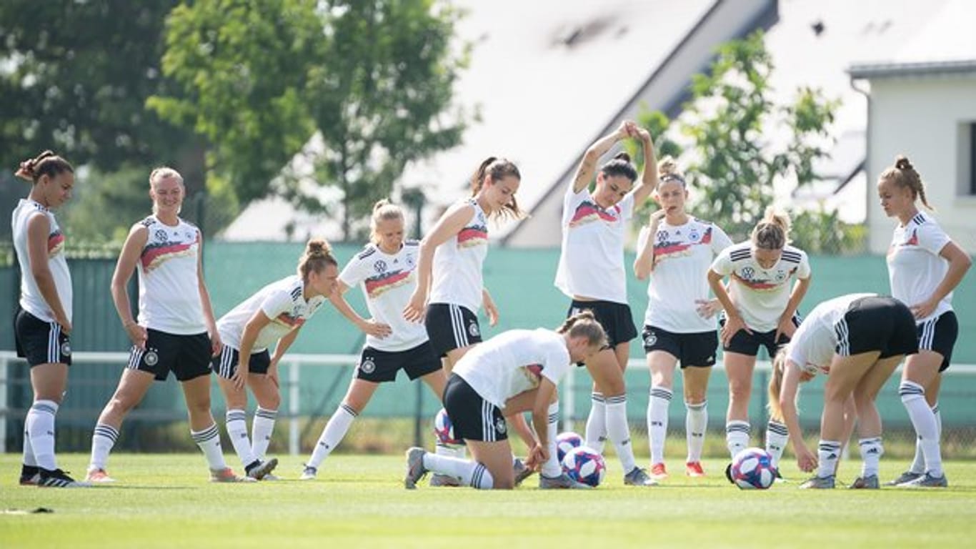 Die deutschen Nationalspielerinnen müssen bei der EM gegen Schweden die Hürde ins Halbfinale nehmen.