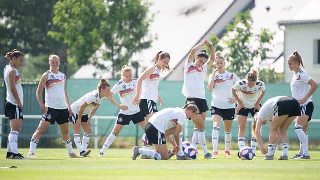 Die deutschen Nationalspielerinnen müssen bei der EM gegen Schweden die Hürde ins Halbfinale nehmen. Die deutschen Nationalspielerinnen müssen bei der EM gegen Schweden die Hürde ins Halbfinale nehmen.