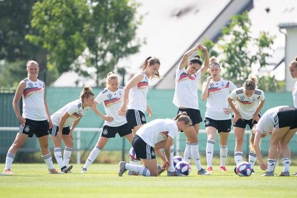 Die deutschen Nationalspielerinnen müssen bei der EM gegen Schweden die Hürde ins Halbfinale nehmen.