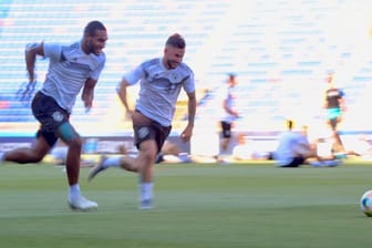 Sieht viel Potenzial bei den Spielern der deutschen U21: Jonathan Tah (l) beim Training mit Marco Richter.