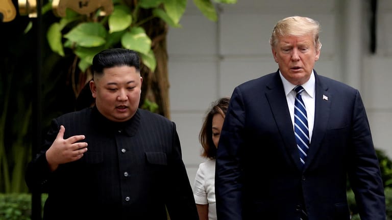 Donald Trump mit Kim Jong Un im Februar in Vietnam: Der US-Präsident schlägt dem nordkoreanischen Machthaber nun ein Spontan-Treffen vor.