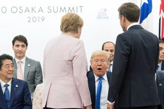 Bundeskanzlerin Merkel und Frankreichs Präsident Macron im Gespräch mit US-Präsident Donald Trump.