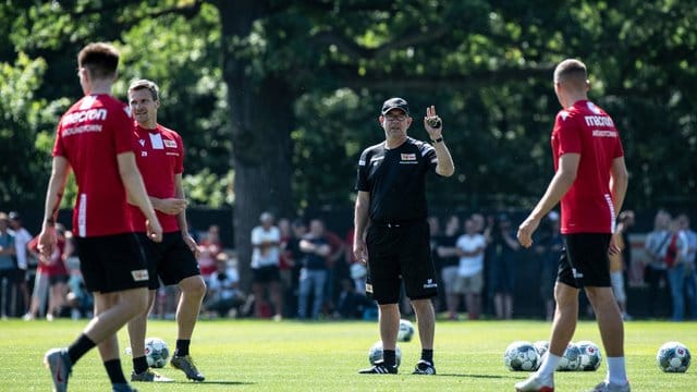 Trainer Urs Fischer (M) gibt Anweisungen an seine Spieler.