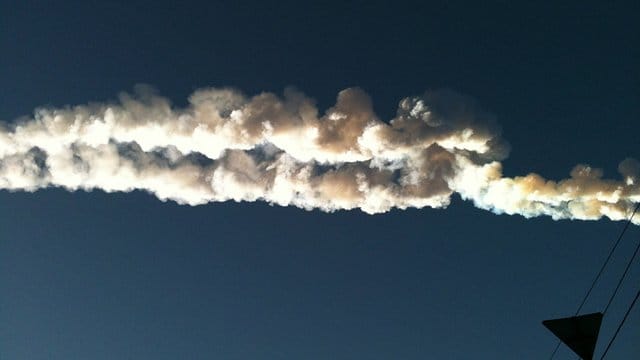 Ein Meteorit rast im Februar 2013 über die Stadt Tscheljabinsk in Russland.