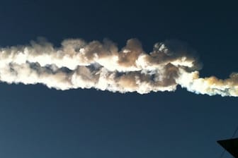 Ein Meteorit rast im Februar 2013 über die Stadt Tscheljabinsk in Russland.