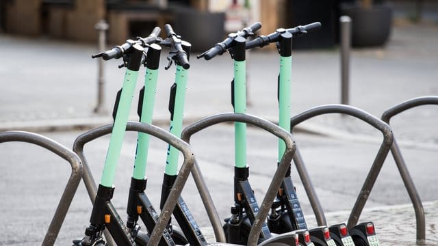 Mehrere E-Scooter stehen auf dem Kaiserplatz in Frankfurt: E-Tretroller dürfen nicht schneller als 20 Kilometer pro Stunde fahren. (Symbolbild)