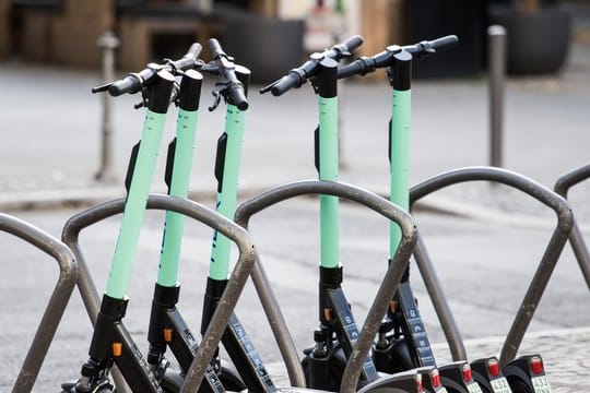 Mehrere E-Scooter stehen auf dem Kaiserplatz in Frankfurt: E-Tretroller dürfen nicht schneller als 20 Kilometer pro Stunde fahren. (Symbolbild)