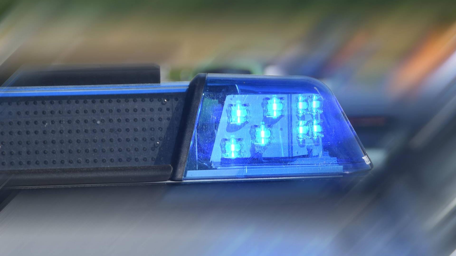 Neubrandenburg: Beim Einfahren in ihre Garage hat eine Frau aus so sehr die Kontrolle über ihr Auto verloren, dass sie gegen die Mauer ihres Hauses prallte.