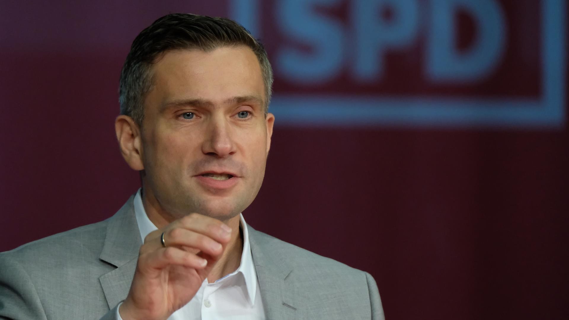 Martin Dulig, SPD-Landesvorsitzender und stellvertretender Ministerpräsident von Sachsen: Er ist massiv bedroht worden.