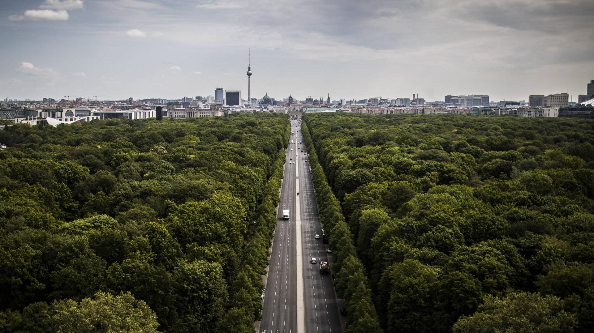 Blick über die Straße des 17. Juni: Das beschädigte Denkmal steht auf der Straße, die zu dem Zeitpunkt des Unfalls gesperrt war. (Symbolbild)