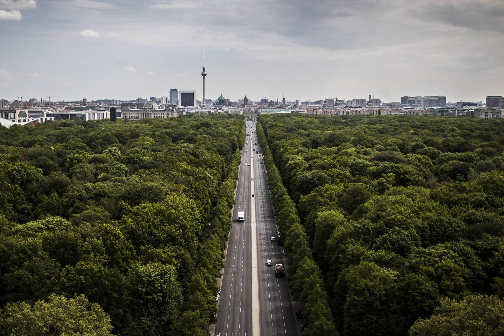 Blick über die Straße des 17. Juni: Das beschädigte Denkmal steht auf der Straße, die zu dem Zeitpunkt des Unfalls gesperrt war. (Symbolbild)