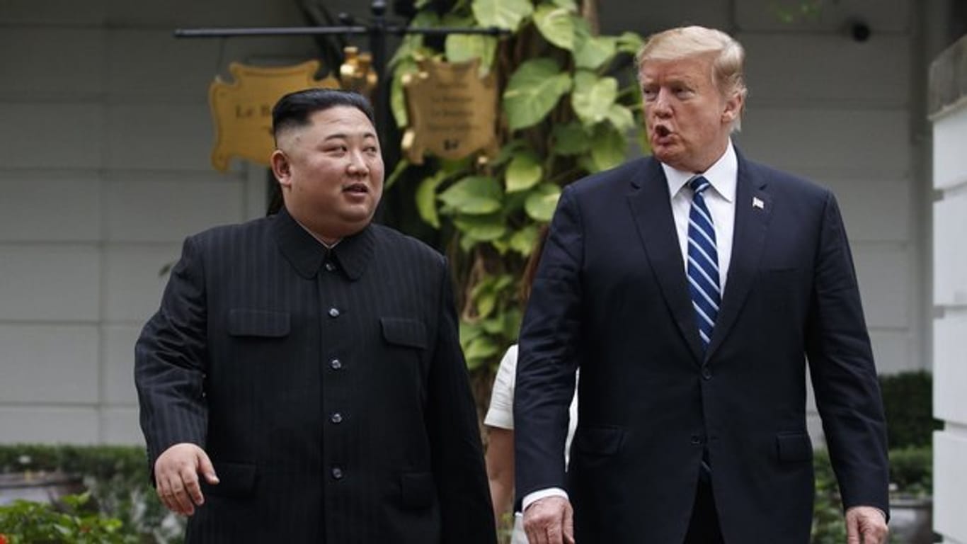 Nordkoreas Machthaber Kim Jong Un (l) und US-Präsident Donald Trump während eines Treffens in Hanoi im Februar 2019.