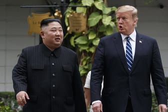 Nordkoreas Machthaber Kim Jong Un (l) und US-Präsident Donald Trump während eines Treffens in Hanoi im Februar 2019.
