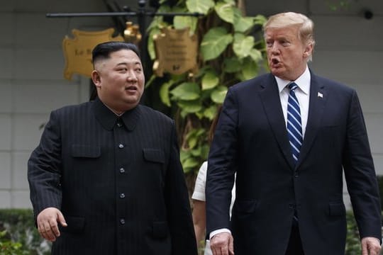 Nordkoreas Machthaber Kim Jong Un (l) und US-Präsident Donald Trump während eines Treffens in Hanoi im Februar 2019.