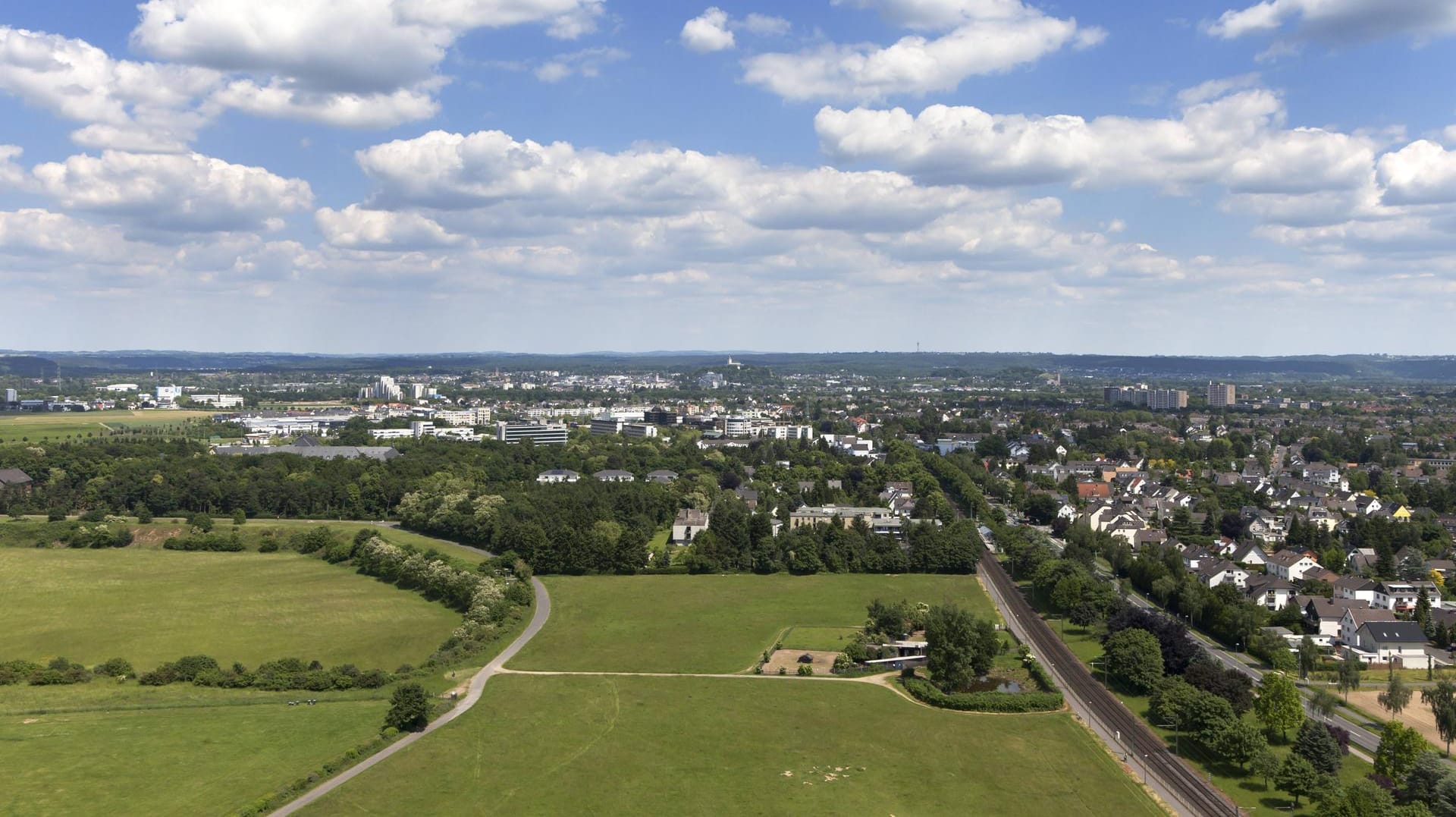 Blick über Sankt Augustin und Siegburg: Die Polizei sucht nun nach Zeugen. (Symbolbild)