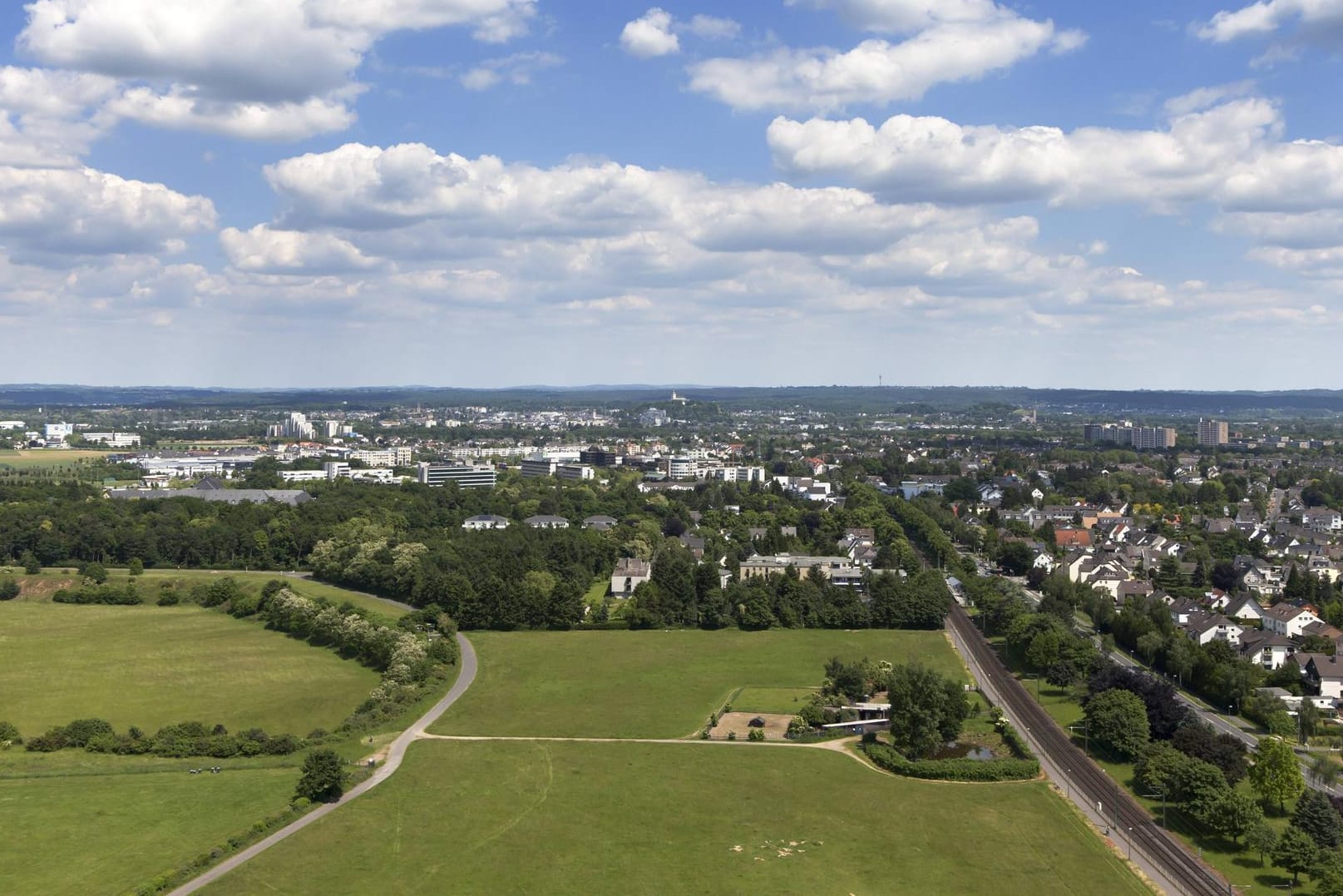 Blick über Sankt Augustin und Siegburg: Die Polizei sucht nun nach Zeugen. (Symbolbild)