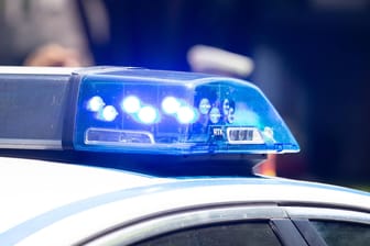 Polizeiwagen im Einsatz mit Blaulicht: Die Extremismus-Spezialisten des Abwehrzentrums ermitteln nun in dem Fall. (Symbolbild)